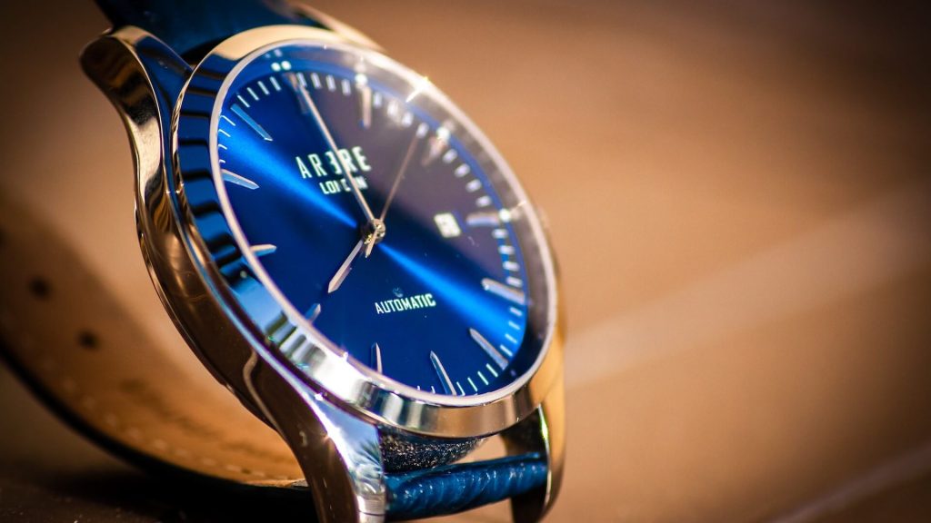 Una vista ravvicinata di un elegante orologio da polso da uomo, che ne evidenzia il design e l'attenzione ai dettagli.